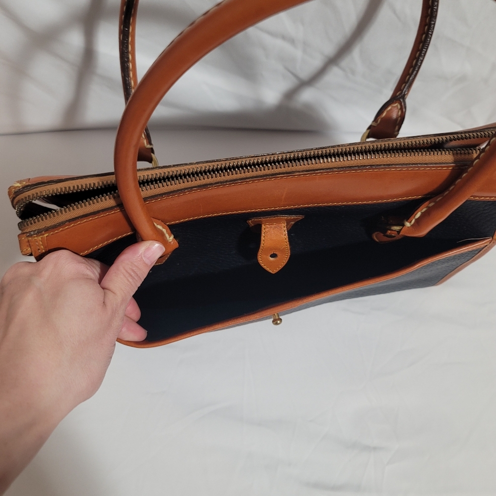 Dooney & Burke Rare Black & British Tan Vintage Shoulder Satchel - Picture 6 of 12